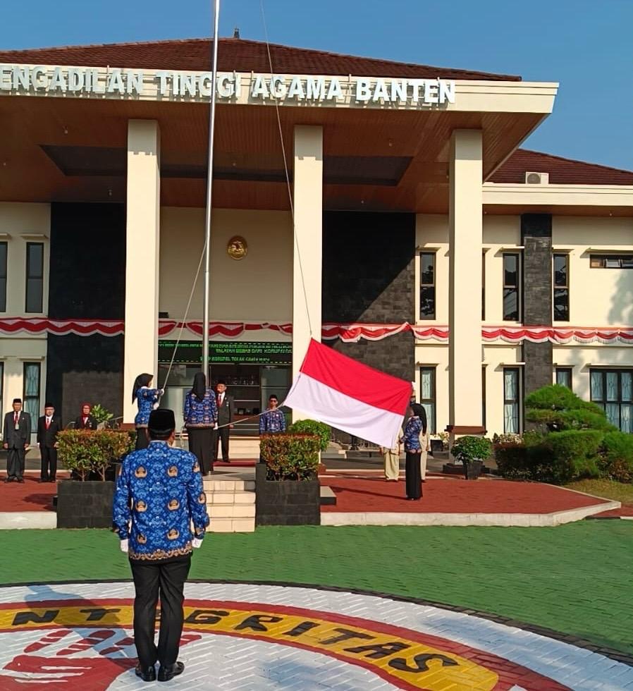 Pengibaran bendera acara HUT RI 2025